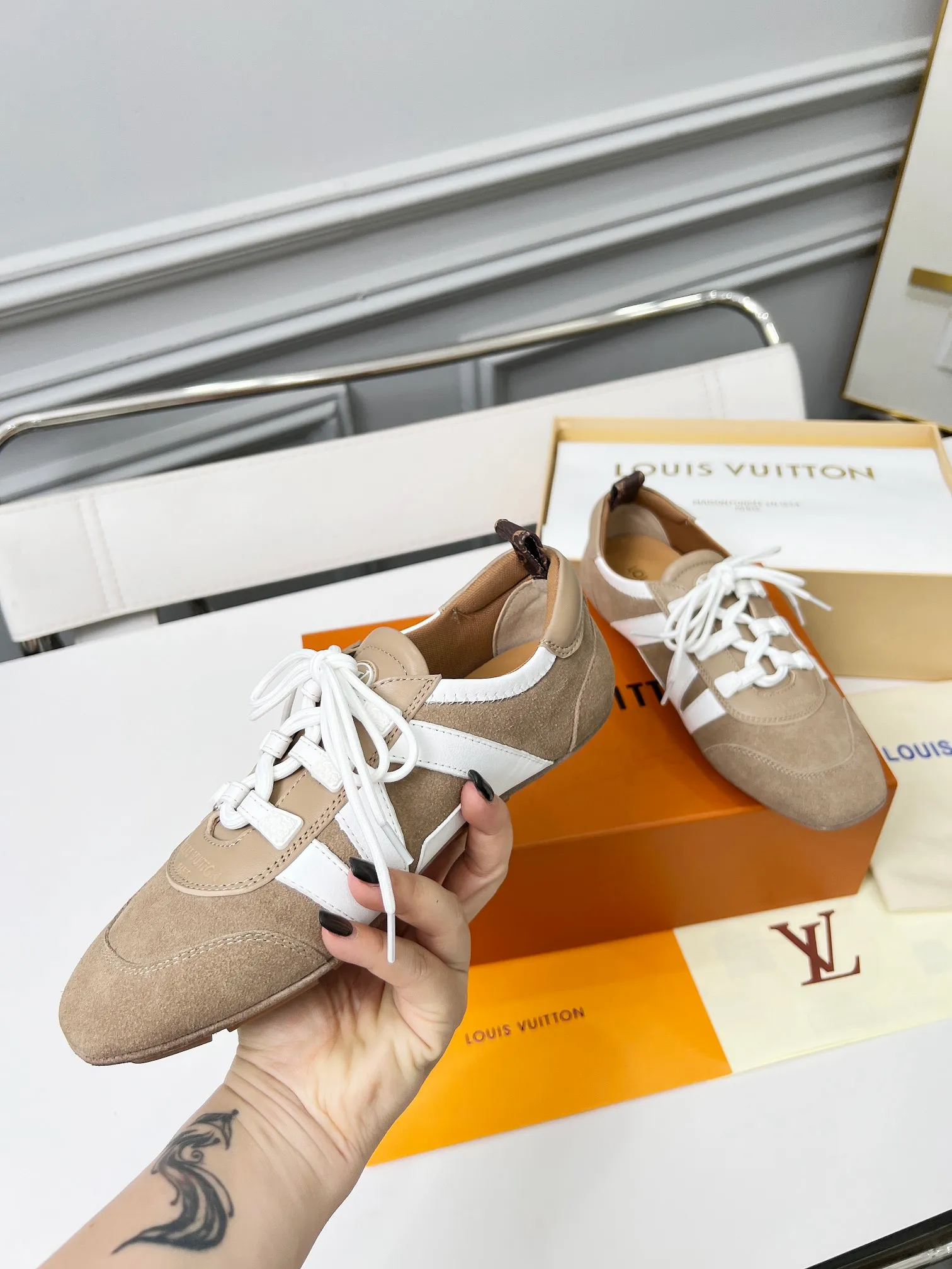 👟👟Ex-factory price 600👟👟 LV Sneakerina ballet-style sneakers are made of soft sheepskin and suede cow leather trimmings, and Monogram canvas is used to write the LV letters on the side, combining the light structure of ballet shoes with the comfortable texture of sneakers. Sacchetto craftsmanship and an injection-molded outsole complete the package, allowing for flexibility in a variety of looks. Code number: 35~41, colors are being updated...
